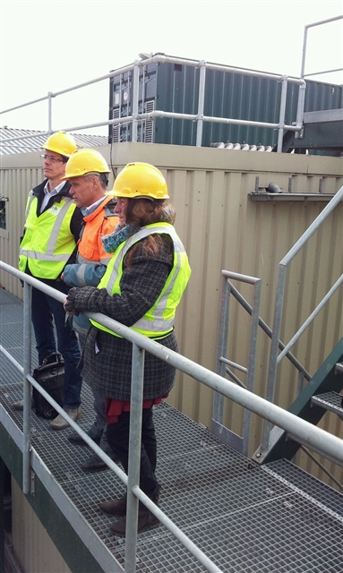 Europarlementariër Bas Eickhout (l), Ruurd van Schaik, Hoofd engineering VAR (m) en Ariane van Burg, Raadslid GroenLinks Apeldoorn (r) bij vergistingsinstallatie van de VAR